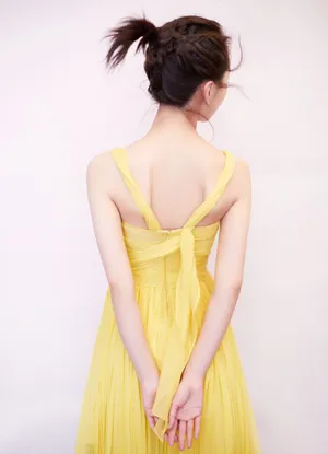 周冬雨黄裙性感写真图片_7