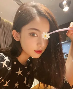 古力娜扎露腰连衣裙迷人性感图片