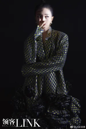 包文婧时尚摩登魅力写真大片_13