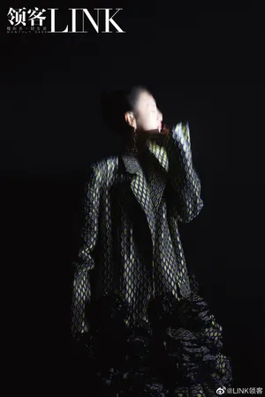包文婧时尚摩登魅力写真大片_15