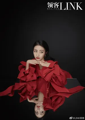 包文婧时尚摩登魅力写真大片_17