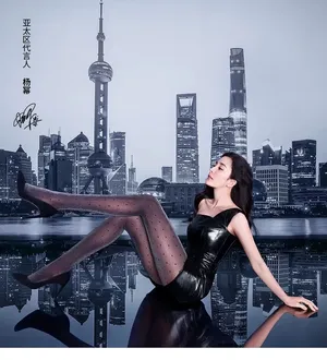 杨幂皮裙黑丝傲人身材广告写真_5