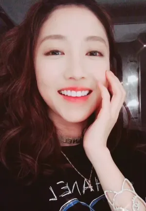 王萌黎甜美自拍照图片_2