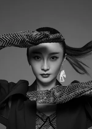 姚笛红唇锁骨性感写真_2