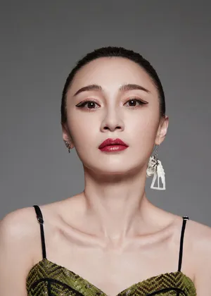姚笛红唇锁骨性感写真_3
