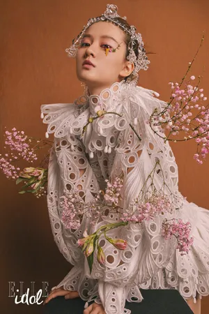 乔欣鲜花妆浪漫复古写真图片_5