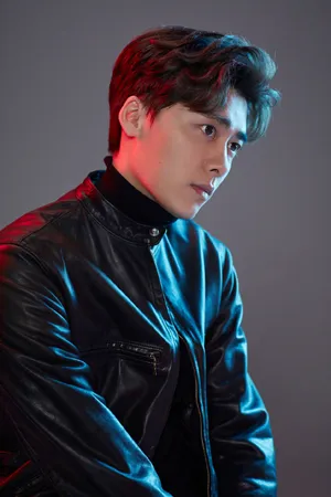 李易峰黑色皮衣型男写真图片