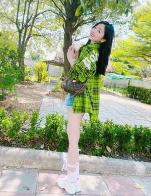 吴宣仪牛仔短裤活力私服图片