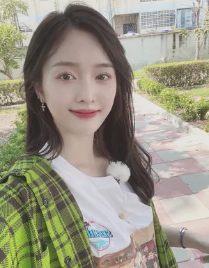 吴宣仪牛仔短裤活力私服图片_2