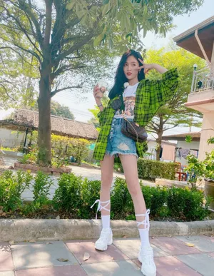 吴宣仪牛仔短裤活力私服图片_3