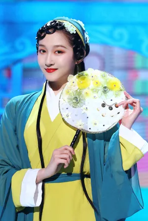 关晓彤青蛇造型优雅图片_2