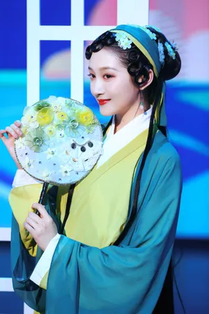 关晓彤青蛇造型优雅图片_3