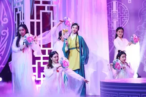 关晓彤青蛇造型优雅图片_5