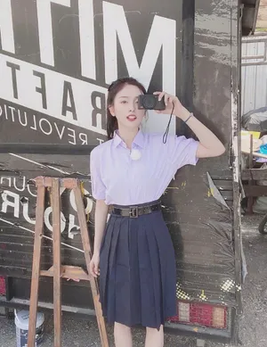 吴宣仪校服造型自拍照图片