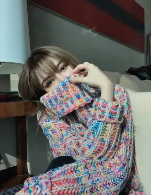 周扬青高领毛衣慵懒居家写真_2