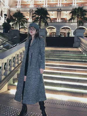 周扬青灰色大衣性感街拍图片