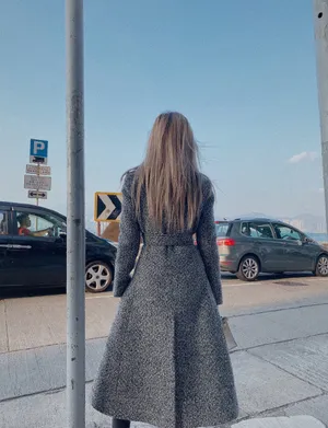 周扬青灰色大衣性感街拍图片_4