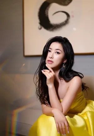 朱珠抹胸裙性感优雅写真图片