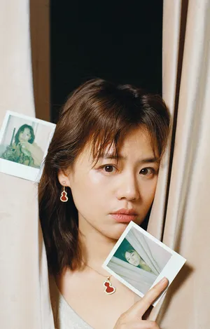 马思纯慵懒文艺写真图片