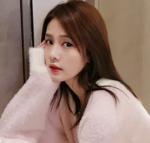 白鹿粉色毛衣甜美写真图片