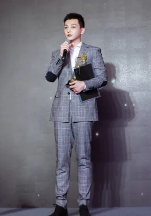 张晓谦灰色格子西装儒雅写真_1