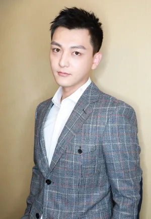 张晓谦灰色格子西装儒雅写真_1
