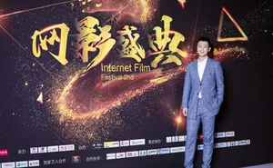 张晓谦灰色格子西装儒雅写真_2