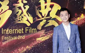 张晓谦灰色格子西装儒雅写真_4