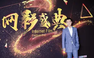 张晓谦灰色格子西装儒雅写真_5