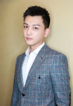 张晓谦灰色格子西装儒雅写真_6