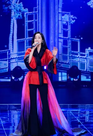 韩雪优雅时尚舞台照图片_4