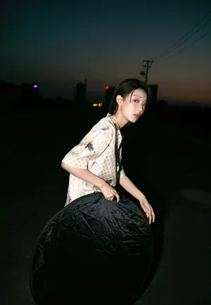 孙佳雨清爽户外街拍写真图片