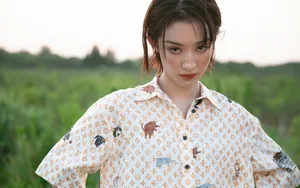 孙佳雨清爽户外街拍写真图片_7
