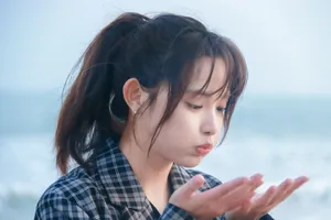 彭小苒甜美元气海边写真图片
