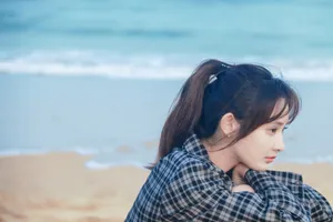 彭小苒甜美元气海边写真图片