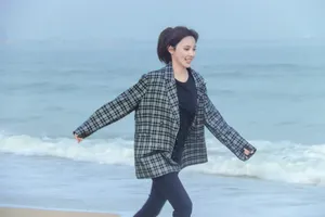 彭小苒甜美元气海边写真图片_3