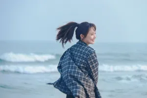 彭小苒甜美元气海边写真图片_8