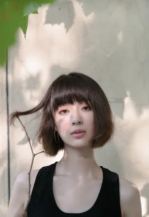 孙佳雨黑色背心性感写真