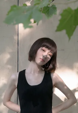 孙佳雨黑色背心性感写真_2