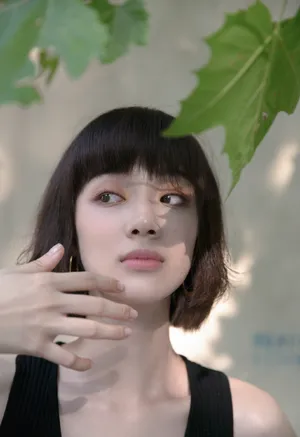 孙佳雨黑色背心性感写真_4