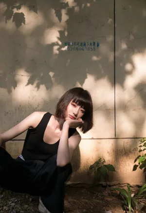 孙佳雨黑色背心性感写真_5
