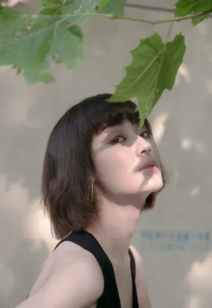 孙佳雨黑色背心性感写真_6