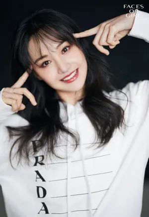 郑爽长卷发温婉写真图片