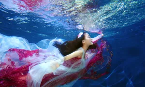 罗秋韵水中唯美动人性感写真_2