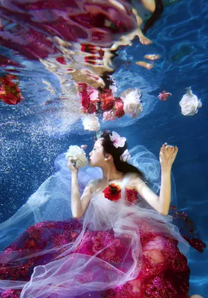 罗秋韵水中唯美动人性感写真_5