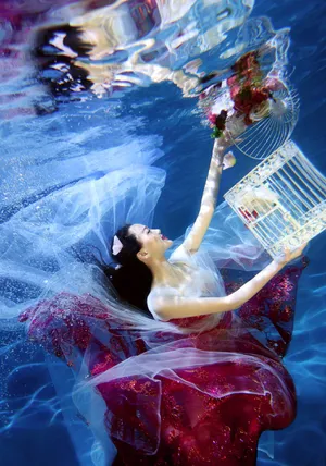 罗秋韵水中唯美动人性感写真_7