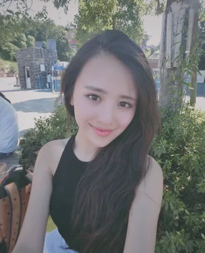 罗秋韵甜美旅拍照图片