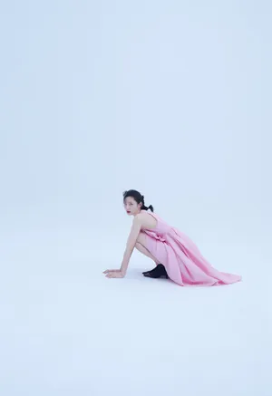 王莫涵粉色甜美写真图片