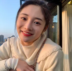 周洁琼丸子头灵动自拍图片_3