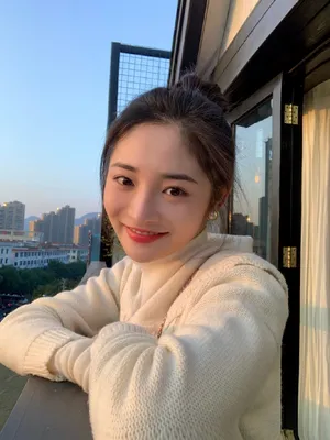 周洁琼丸子头灵动自拍图片_6